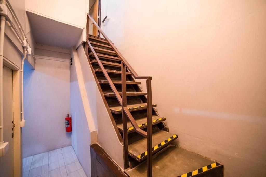 Oyo 480 Lemon Siam Hostel Бангкок Экстерьер фото